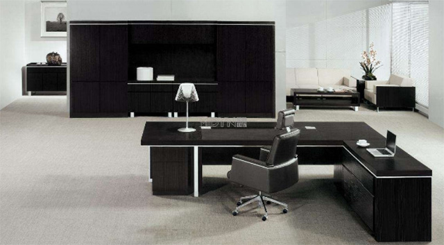 兩種常見(jiàn)的領(lǐng)導(dǎo)辦公桌材質(zhì)